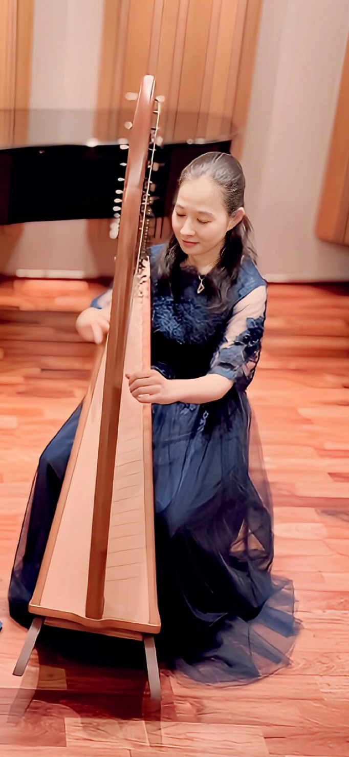 ハープを演奏するくららさん
