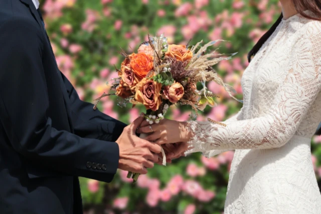花婿からブーケを受け取る花嫁