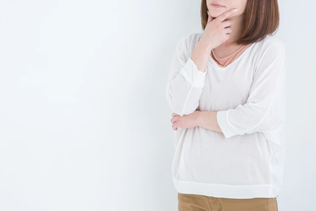 白い服を着た考える女性