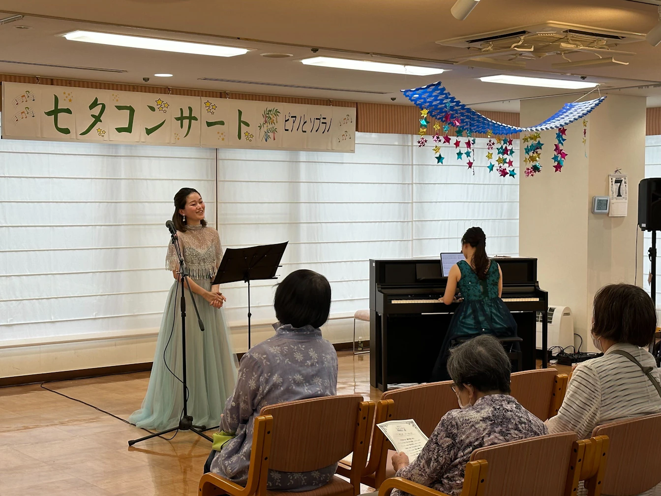 高齢者施設で歌う鈴木さん