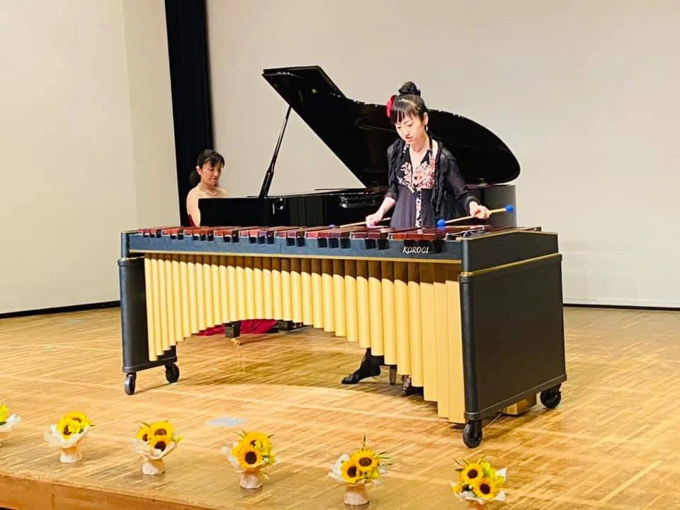 ピアノとマリンバのデュオで演奏する大澤さん