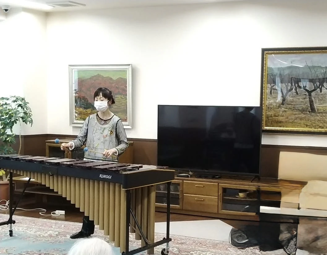 高齢者施設で演奏する大澤さん