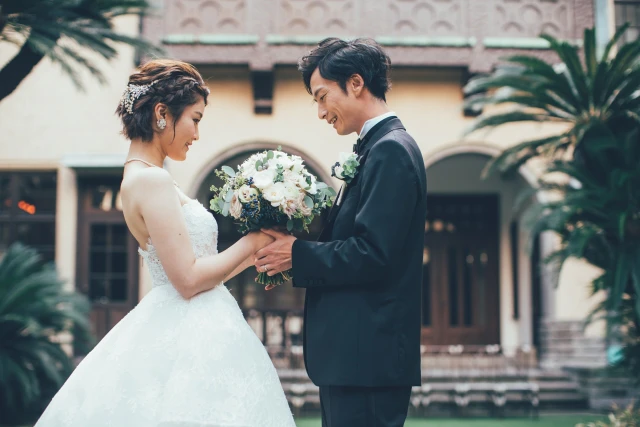 ブーケを持つ新郎新婦