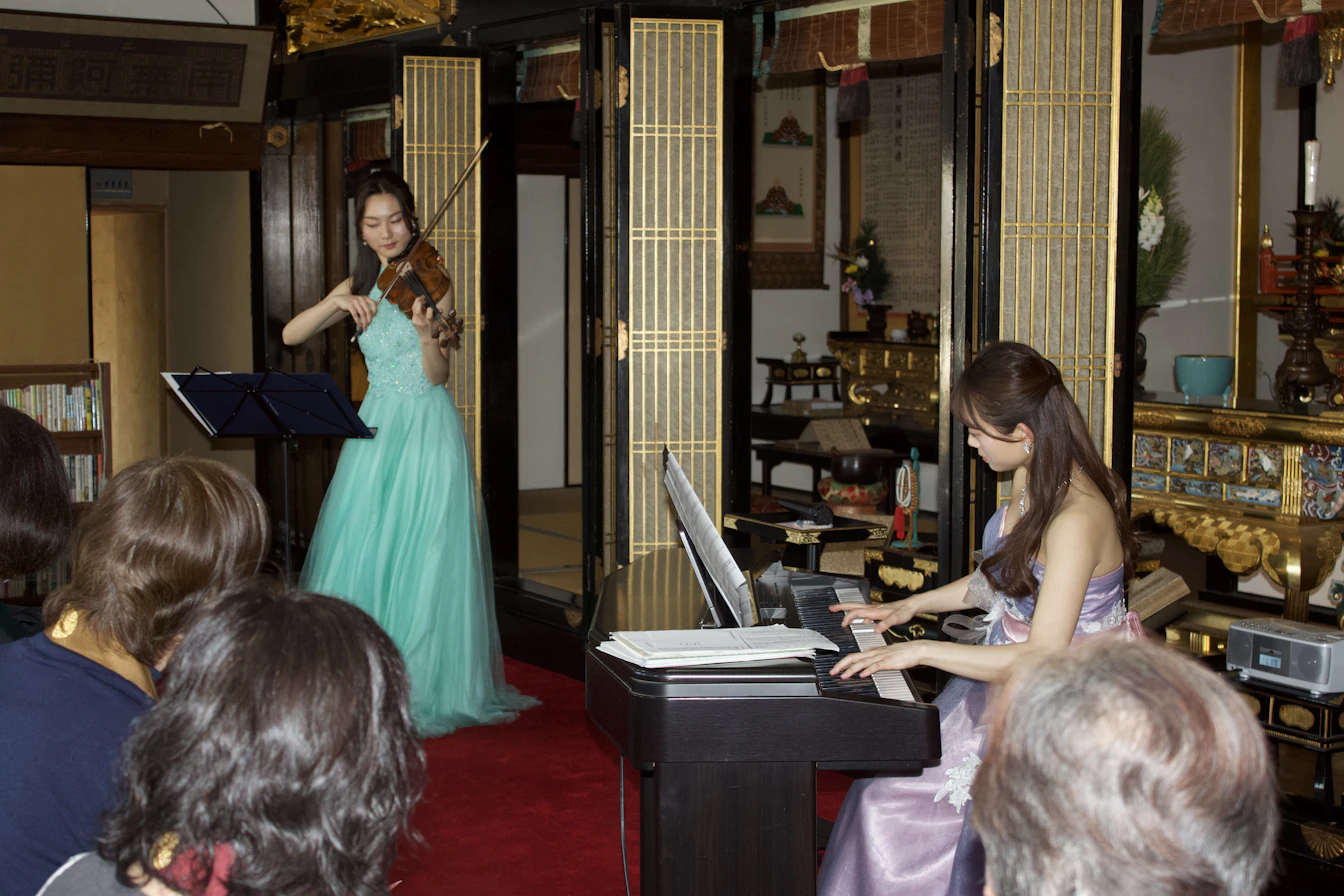 お寺のコンサートで演奏する岡美咲さん