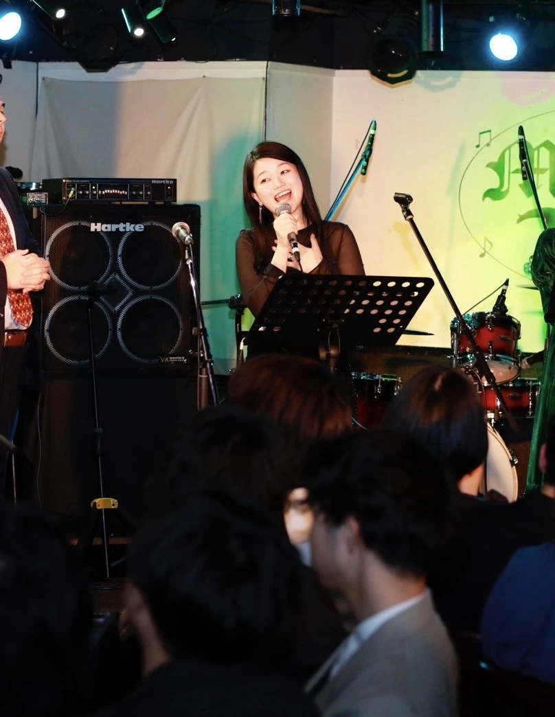 ライブ出演する鈴木さん
