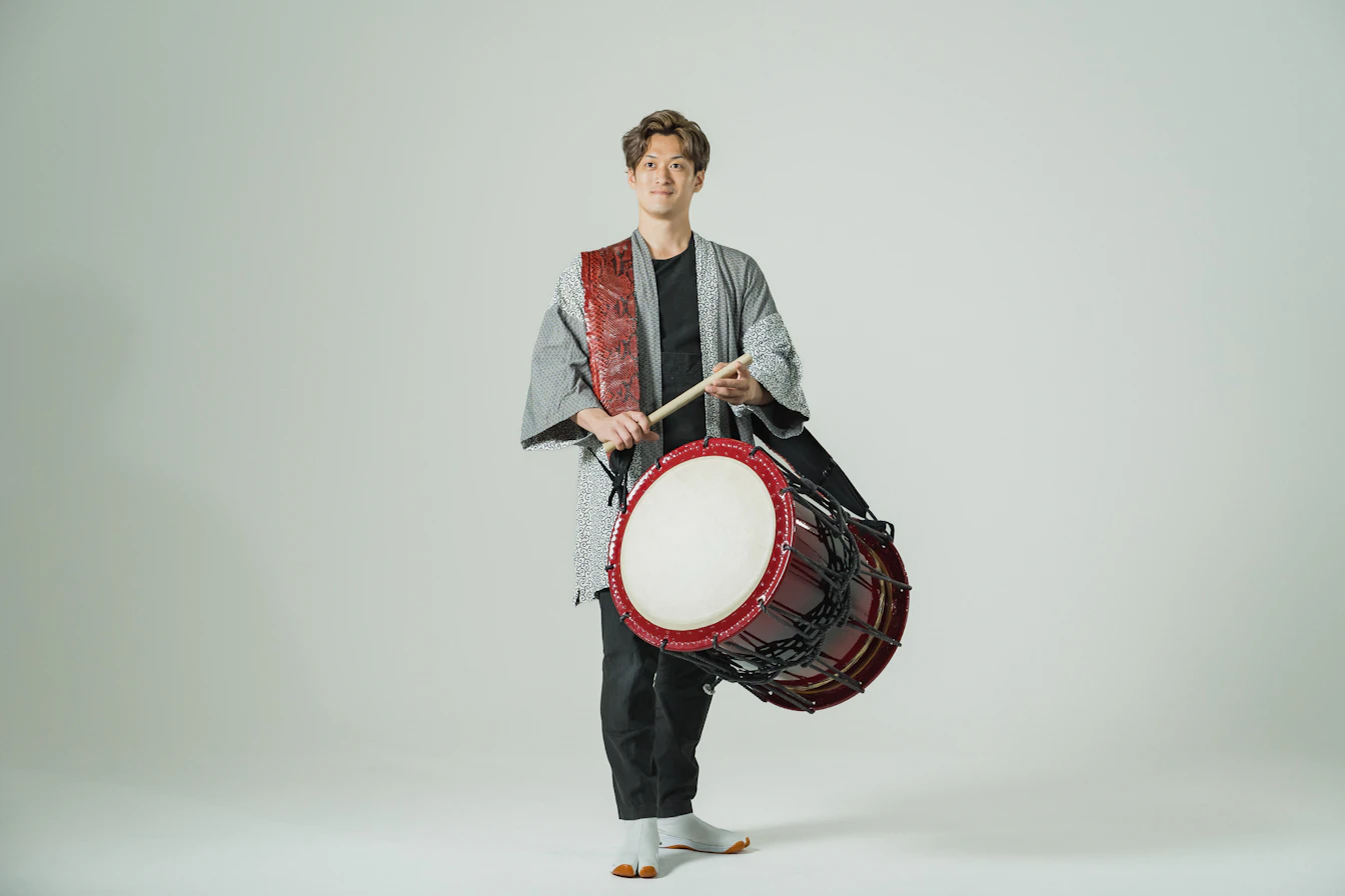 長半纏を着た和太鼓奏者・浅野聡太さん